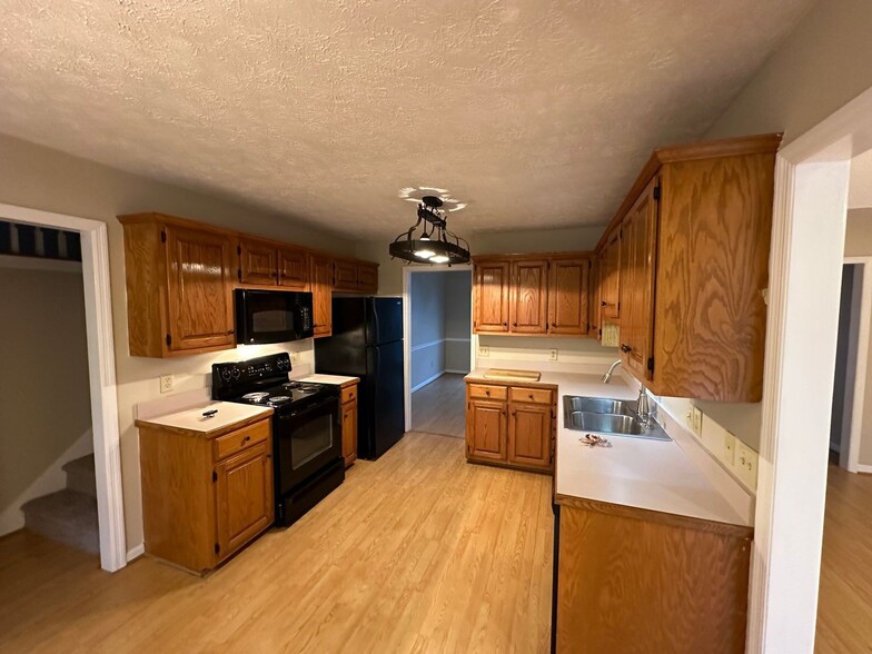 Building Photo - 303 Oak Meadow Ln
