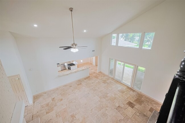 Building Photo - 982 W Donovan St