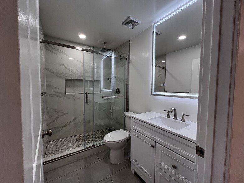 Building Photo - 9717 Oak St