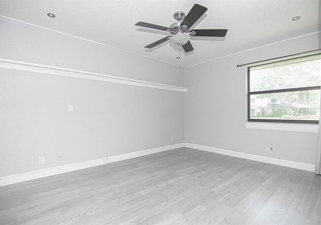 Building Photo - 369 NW 36th Ave