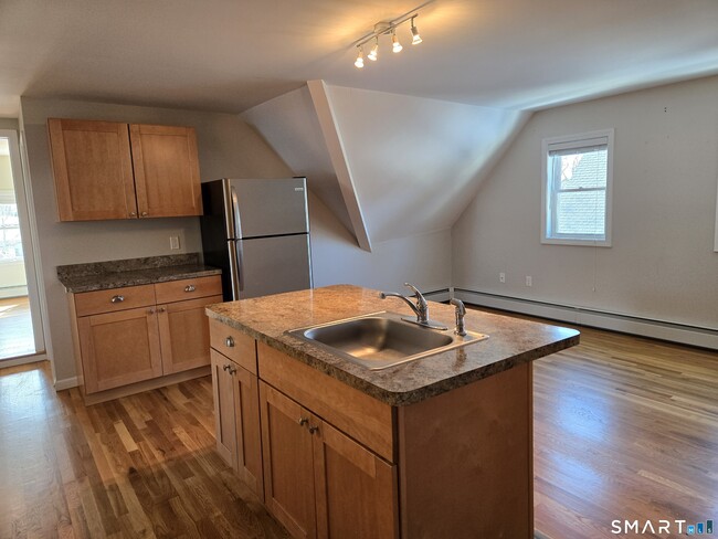 Building Photo - 674 Main St