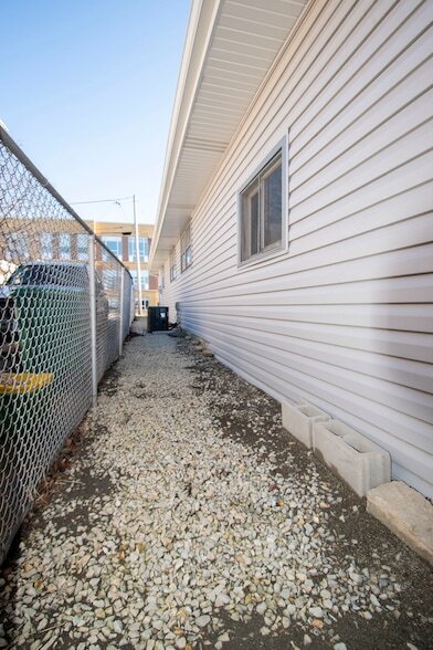 Building Photo - 903 Porter St