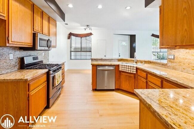 Building Photo - Gorgeous 2 Bed, 2.5 Bath End-Unit Home Available NOW in Aliso Viejo!