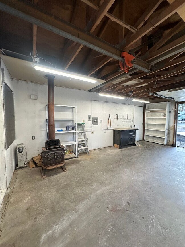 Building Photo - Completely Remodeled Home on 1 Acre in DRW