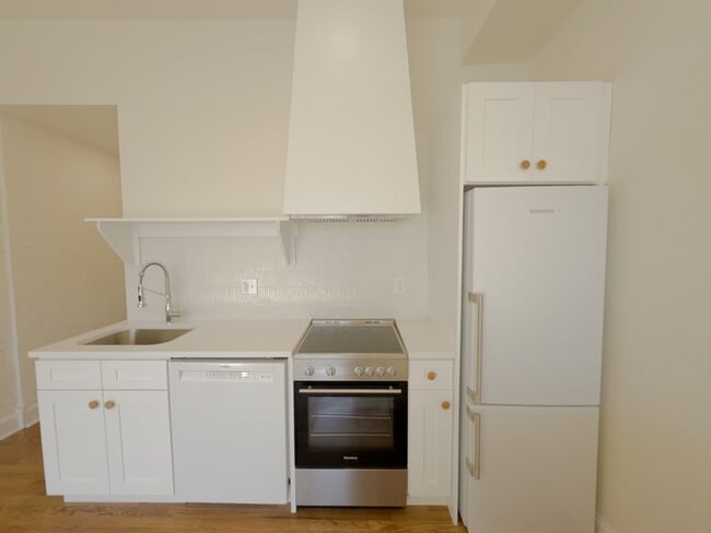 Building Photo - 1934 Green St