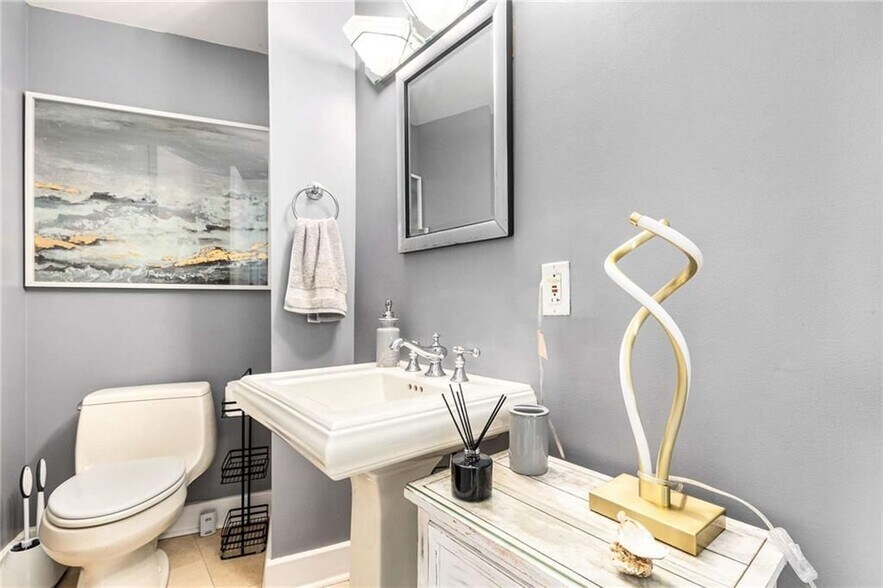 Building Photo - 700 Park Regency Pl NE