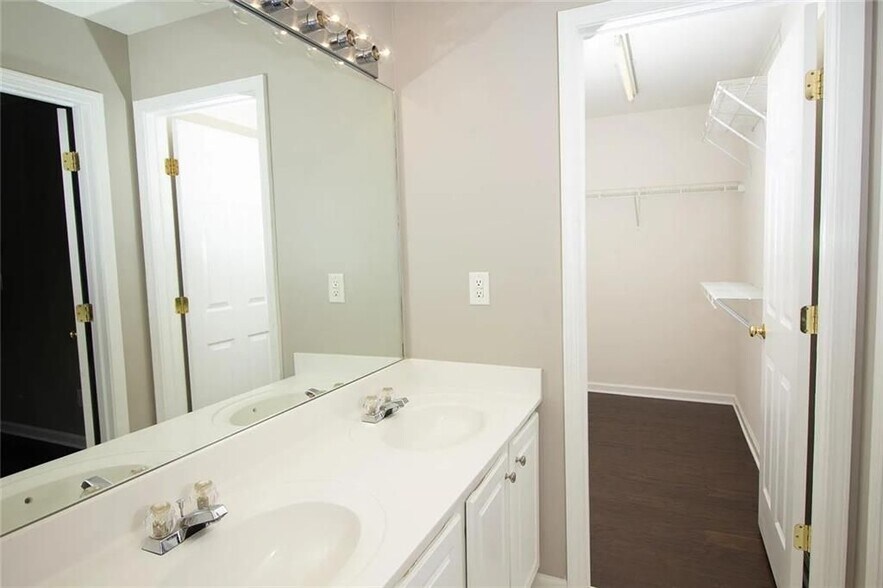 Building Photo - 5142 Manerdale Dr SE