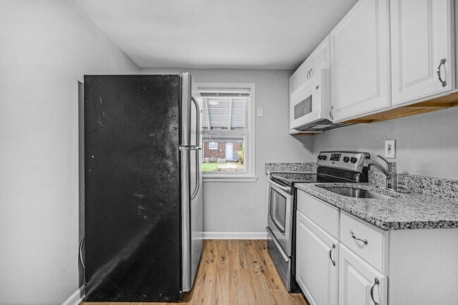 Building Photo - 2 Bed and Den