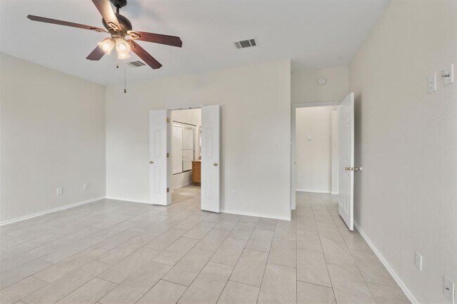 Building Photo - 802 N Creek Blvd