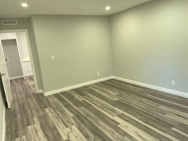 Building Photo - 1127 E Del Mar Blvd
