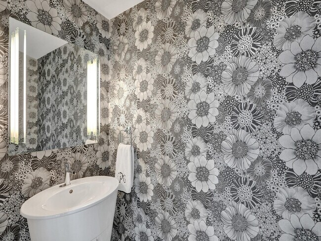 Building Photo - 411 N New River Dr E