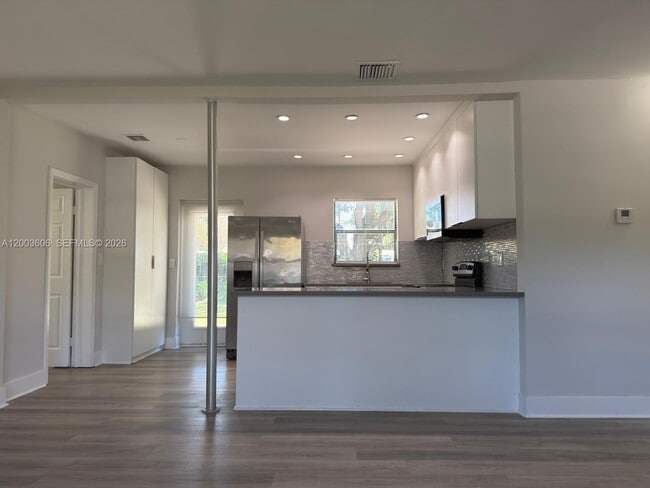 Building Photo - 1325 NW 11th Ct