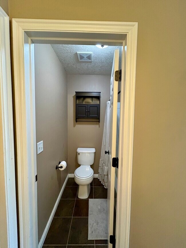 Building Photo - Bright 3-Bed, 2-Bath Condo with Mountain Views & Community Amenities