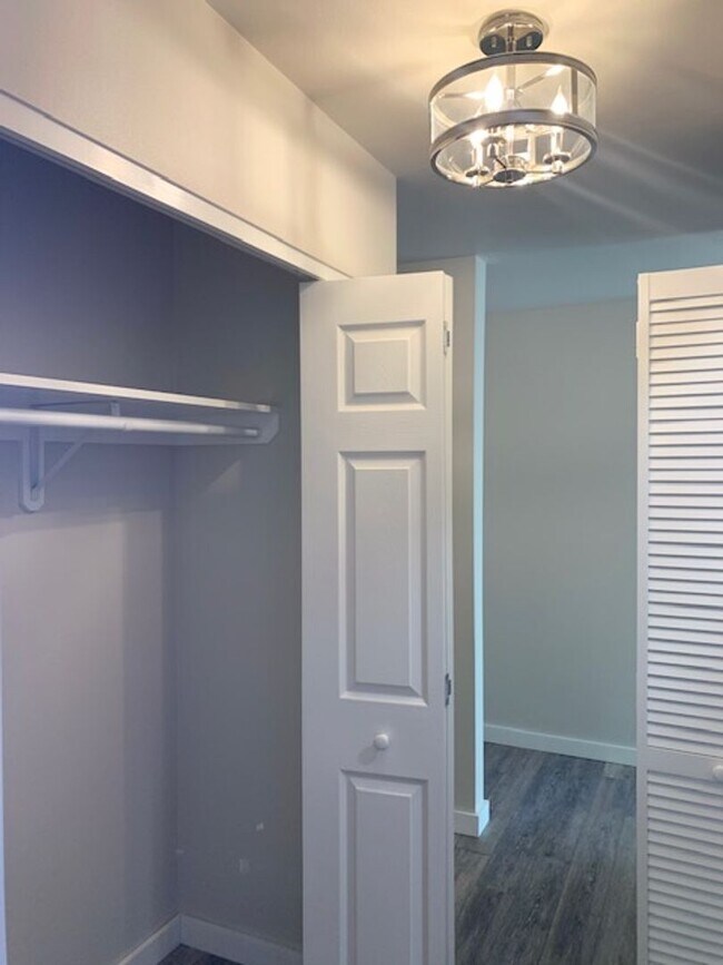 Building Photo - Inviting 2BR Gem with Balcony Views in For...