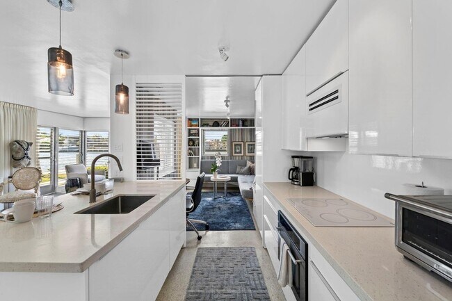 Building Photo - 561 Bayshore Dr