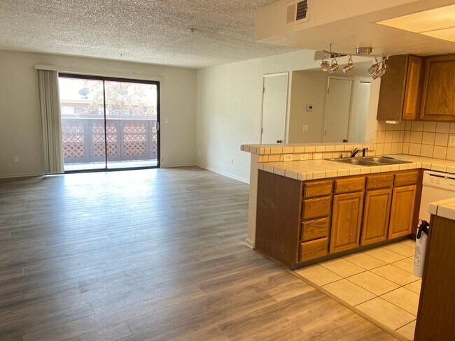 Building Photo - Spacious Condo - Fantastic Location