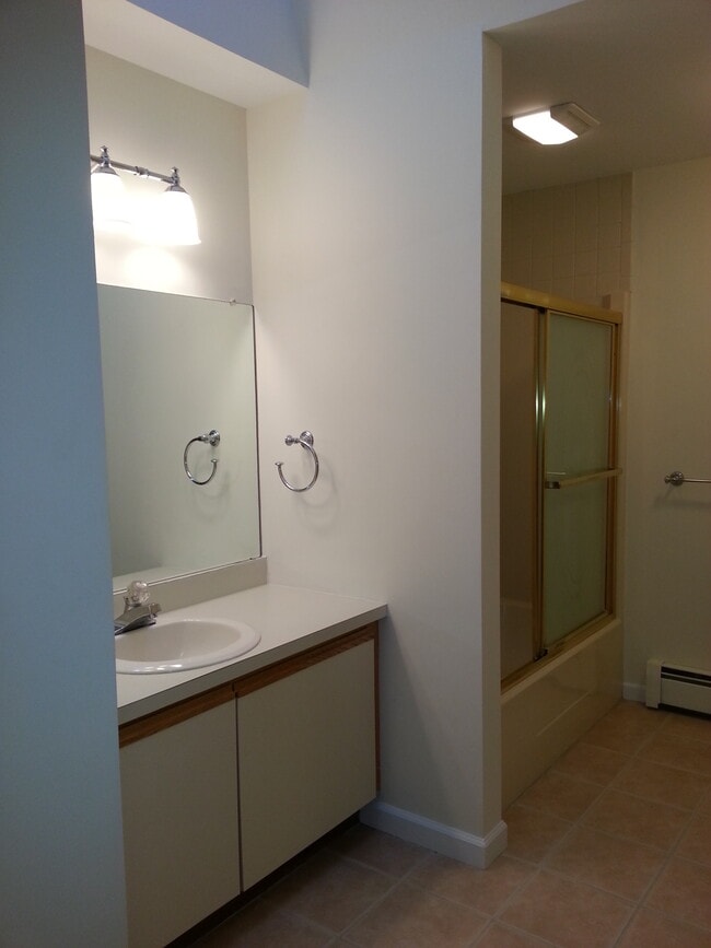 Building Photo - 15 Hoskins Rd