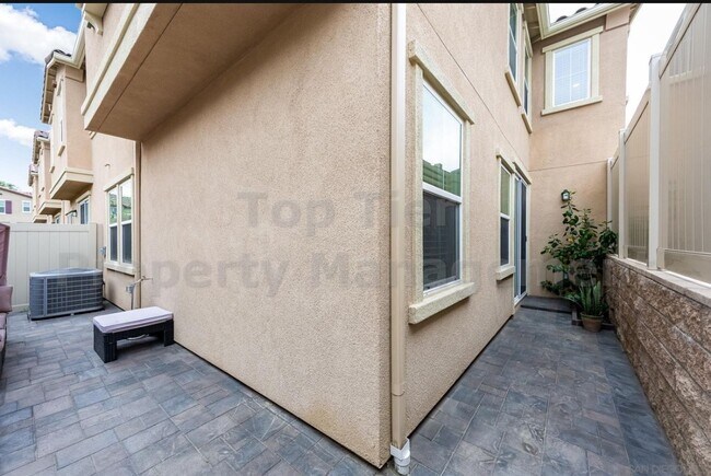 Building Photo - 506 Longmeadow St