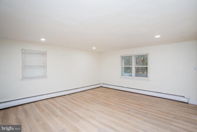 Building Photo - 857 Street Rd