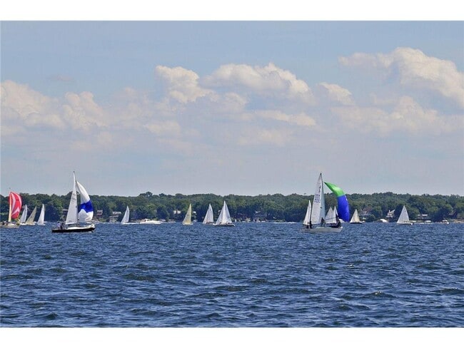 Building Photo - 1042 Circle Dr