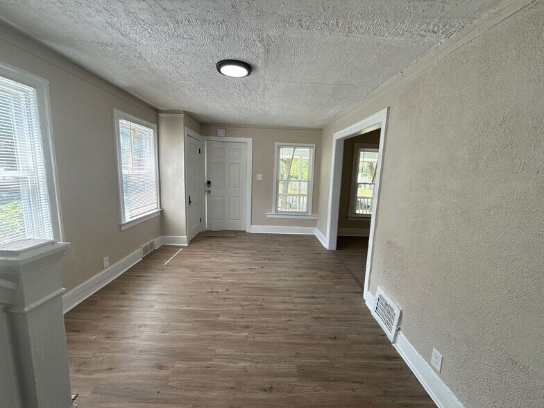 Building Photo - Fully Renovated 3-Bedroom Home – Move-In R...