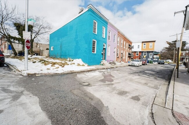 Building Photo - 2 bed 1.5 bath rowhome in Baltimore!