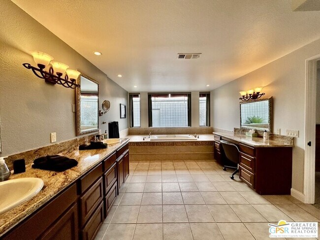 Building Photo - 515 Desert Lakes Dr