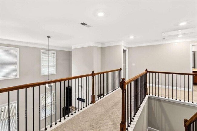 Building Photo - 4930 Alexandria Ave