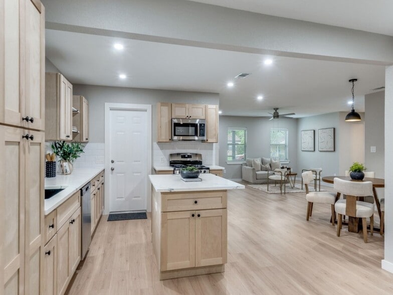 Building Photo - 3160 Bannon Dr