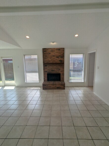 Building Photo - 2410 Cordoba Dr