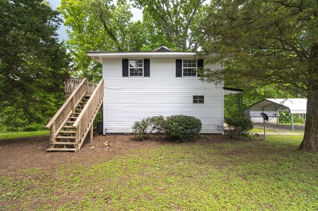 Building Photo - 513 Benton Cir