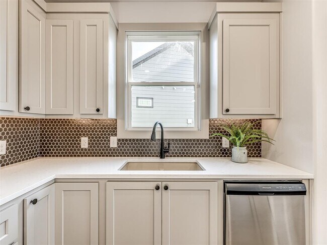 Building Photo - 2633 Crescent Ave