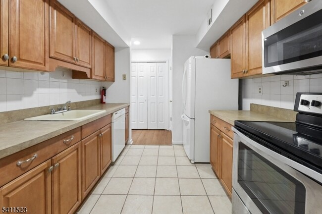 Building Photo - 850 Main St