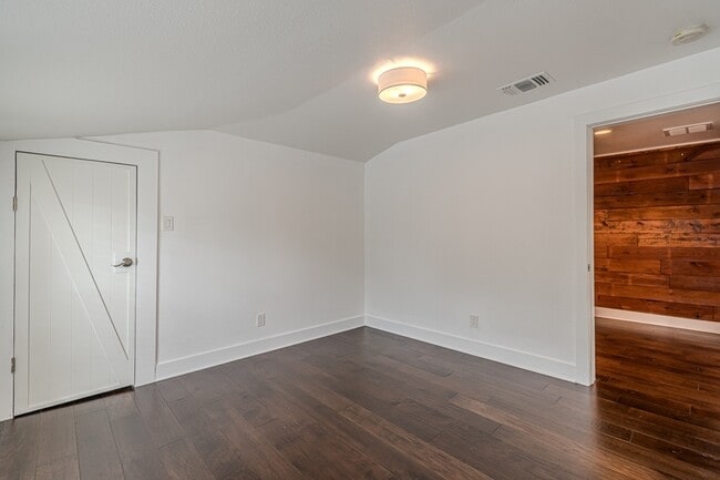 Building Photo - 311 W Mistletoe Ave
