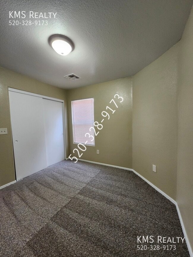 Building Photo - 2035 E Calle Sierra Del Manantial