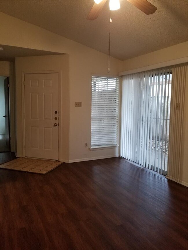 Building Photo - 740 Simonetti Dr