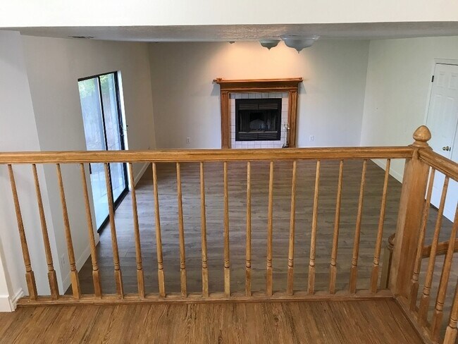 Building Photo - 4 Bd  2.5 Bath Home in West Jordan