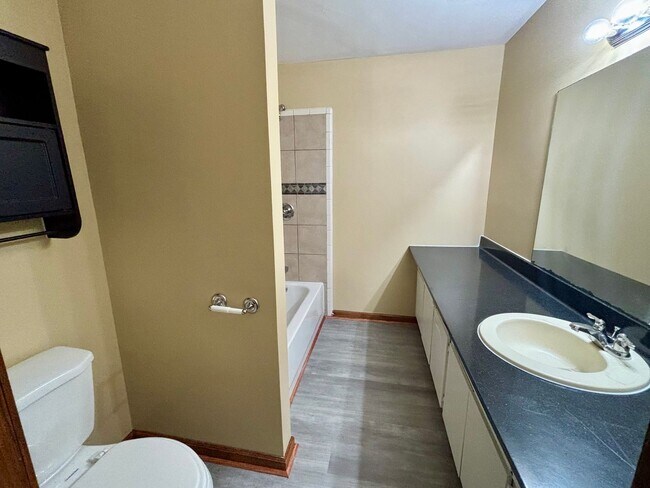 Building Photo - 2021 N Oak Dr