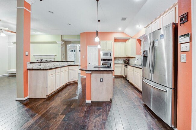 Building Photo - 815 Pointe Loma Dr