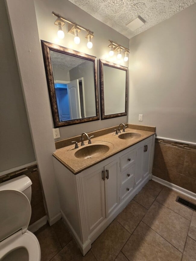 Building Photo - Three Bedroom Home located near South Arlington Ave and Stop 11 Rd