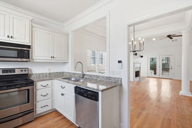 Building Photo - Charming Auburn Home!