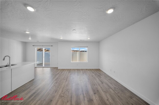 Building Photo - Beautiful 3 Bed Townhome with Amazing Amenities! 6 Month Lease