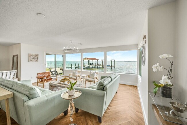 Building Photo - Gorgeous Riverfront 3/2 with dock!!