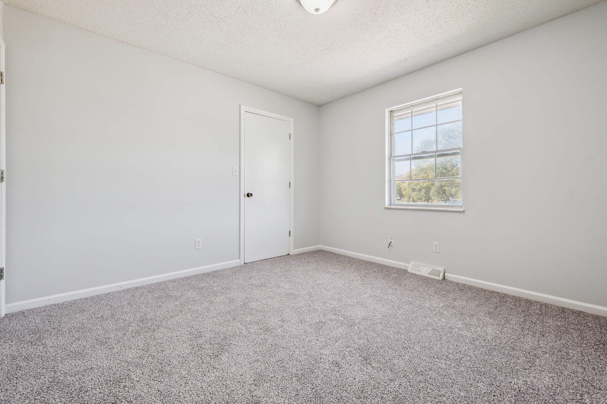Building Photo - 16713 Bel Ray Blvd