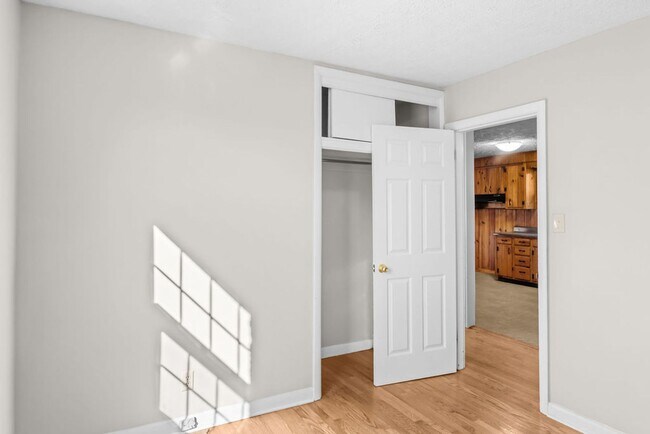 Building Photo - Updated 3bd/2bth home with Remodeled Master Suite & Prime Location!