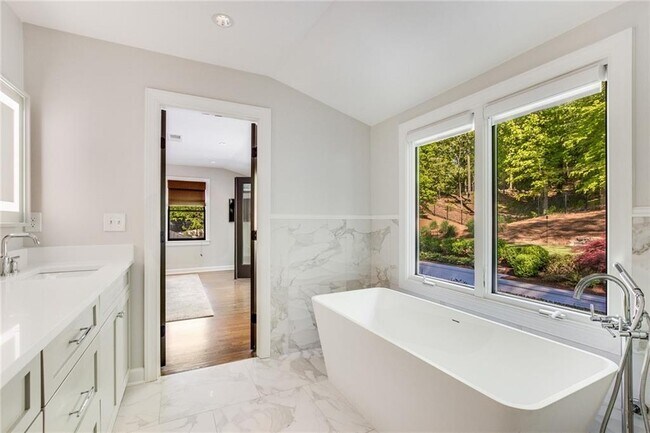 Building Photo - 1100 Kingston Dr NE