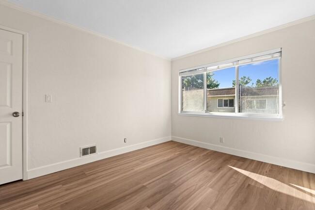 Building Photo - 3 bedroom, 2.5 bathroom end unit townhome ...