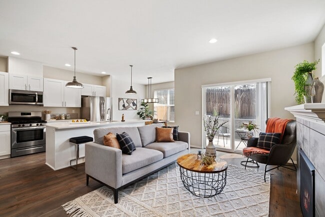 Building Photo - 3 Bedroom Townhouse - Pet Friendly!