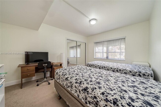 Building Photo - 3050 N Palm Aire Dr