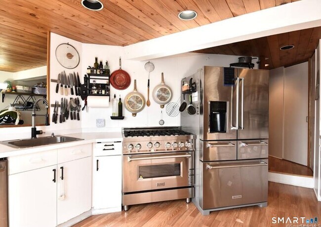 Building Photo - 285 East Ave